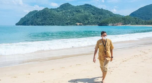 Pantai Lampuuk: Pasir Putih dan Ombak Besar di Aceh